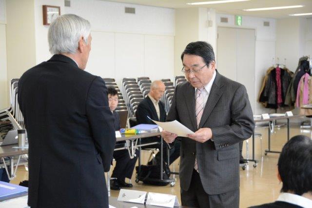 会議室にて市長から総合計画審議会会長へ諮問している写真