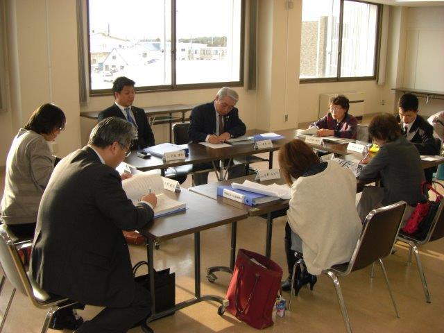 男性4名、女性4名が机を向かい合わせて専門部会を行っている様子の写真