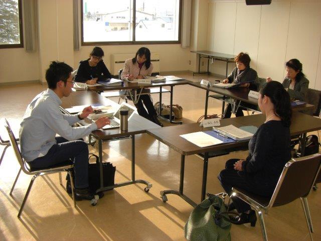 男性1名、女性5名が机を向かい合わせて専門部会を行っている様子の写真