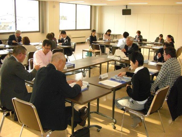 男性6名、女性1名が机を向かい合わせて専門部会を行っている様子の写真