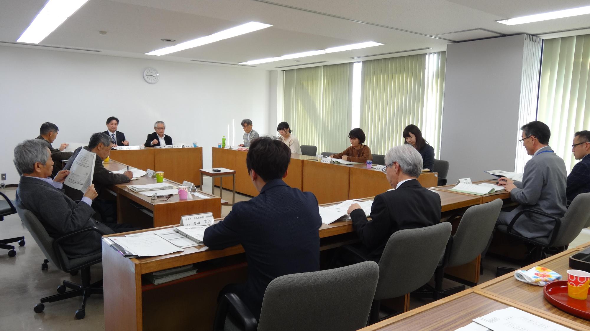 13名が平成30年度第1回恵庭市まちづくり基本条例市民検討委員会会議を行っている写真