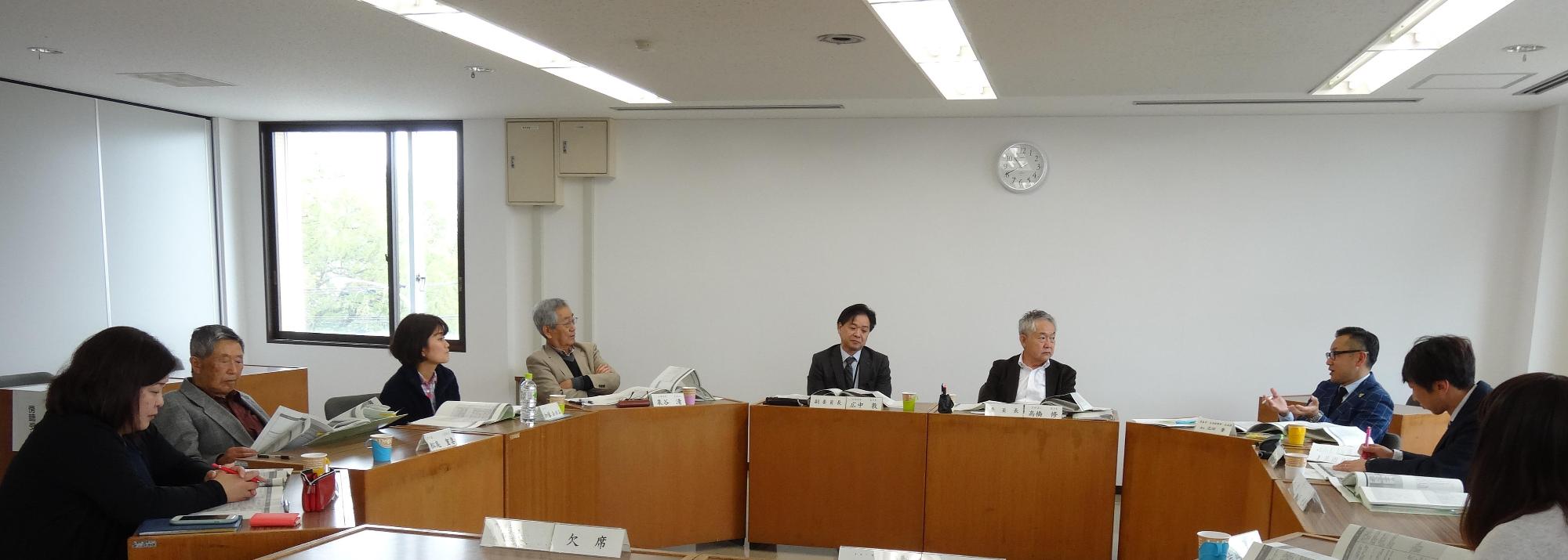 9名が第2回会議を行っている様子の写真
