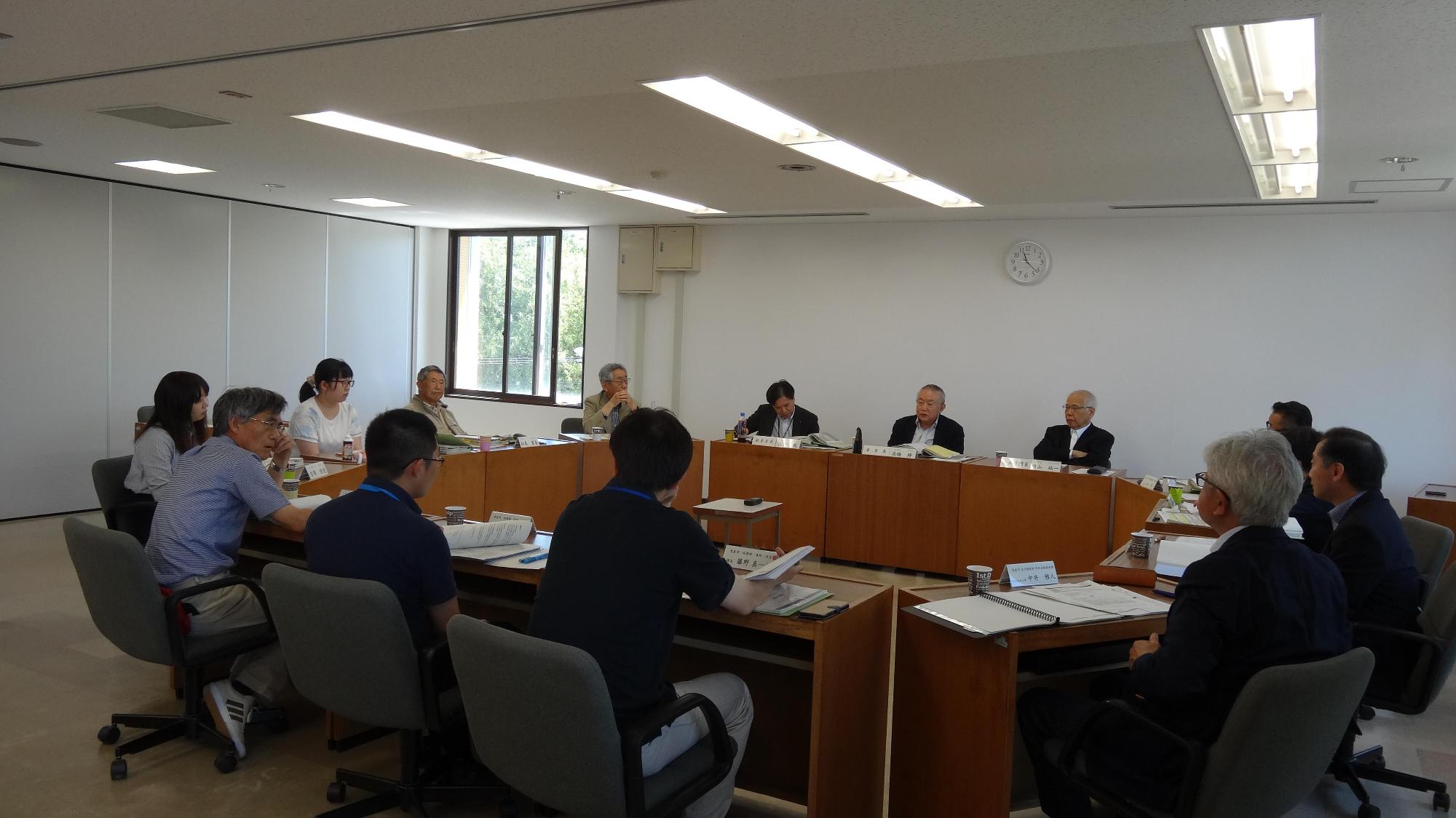 委員や市民が円を描くように着席し、第5回恵庭市まちづくり基本条例市民検討委員会会議を行っている写真