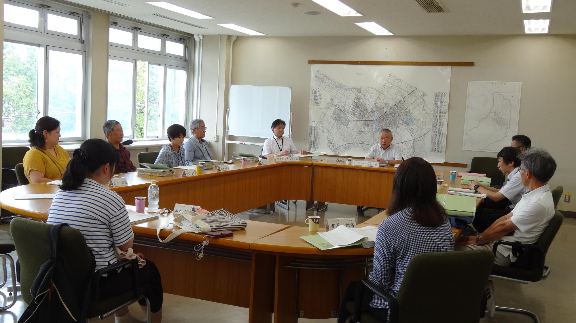 11名が第8回会議を行っている様子の写真