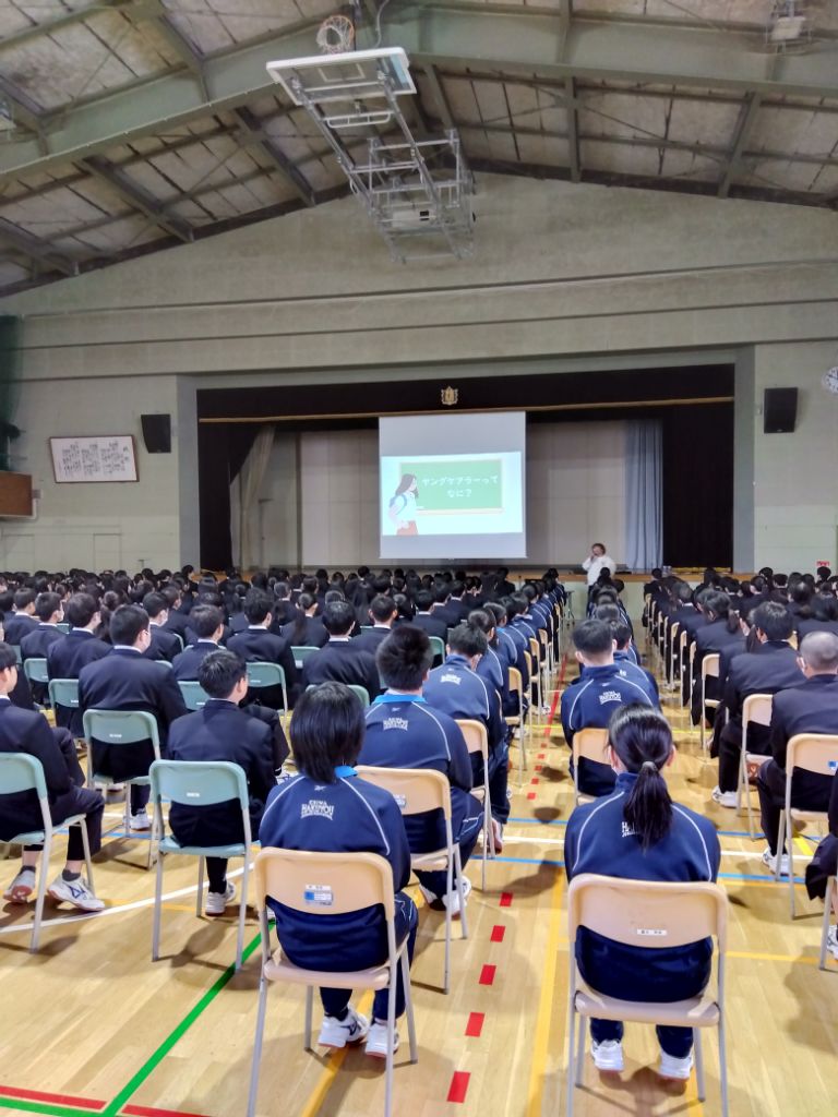 柏陽中学校体育館でヤングケアラー啓発講座をうけている生徒の様子