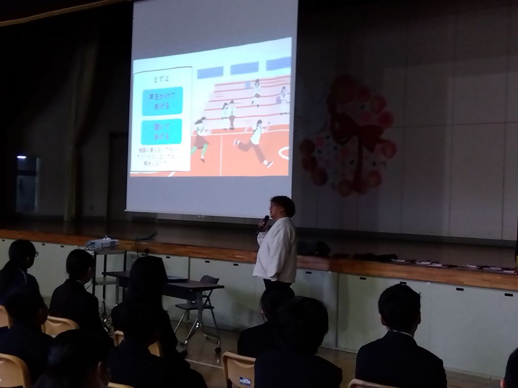 ヤングケアラー啓発講座の講師加藤氏が説明している様子