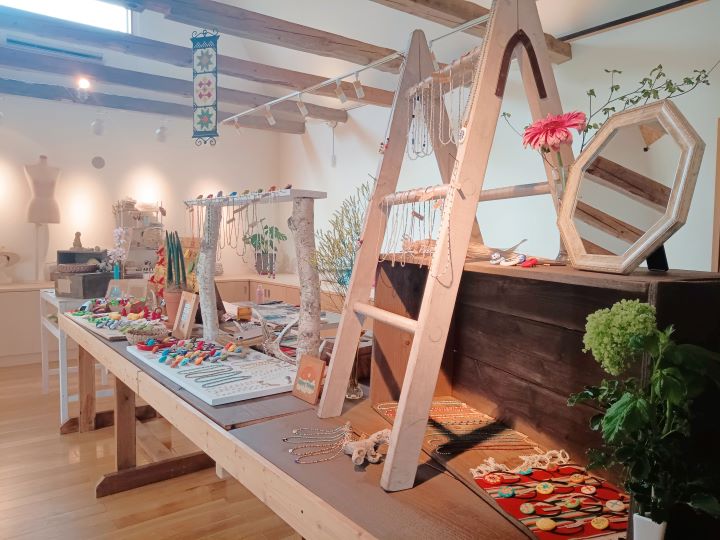 ガラスビーズのネックレスや小物が並ぶおしゃれな店内。
