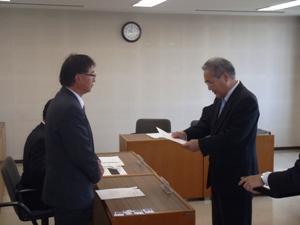 第1回恵庭駅西口土地区画整理評価員会にて書類を読み上げている写真