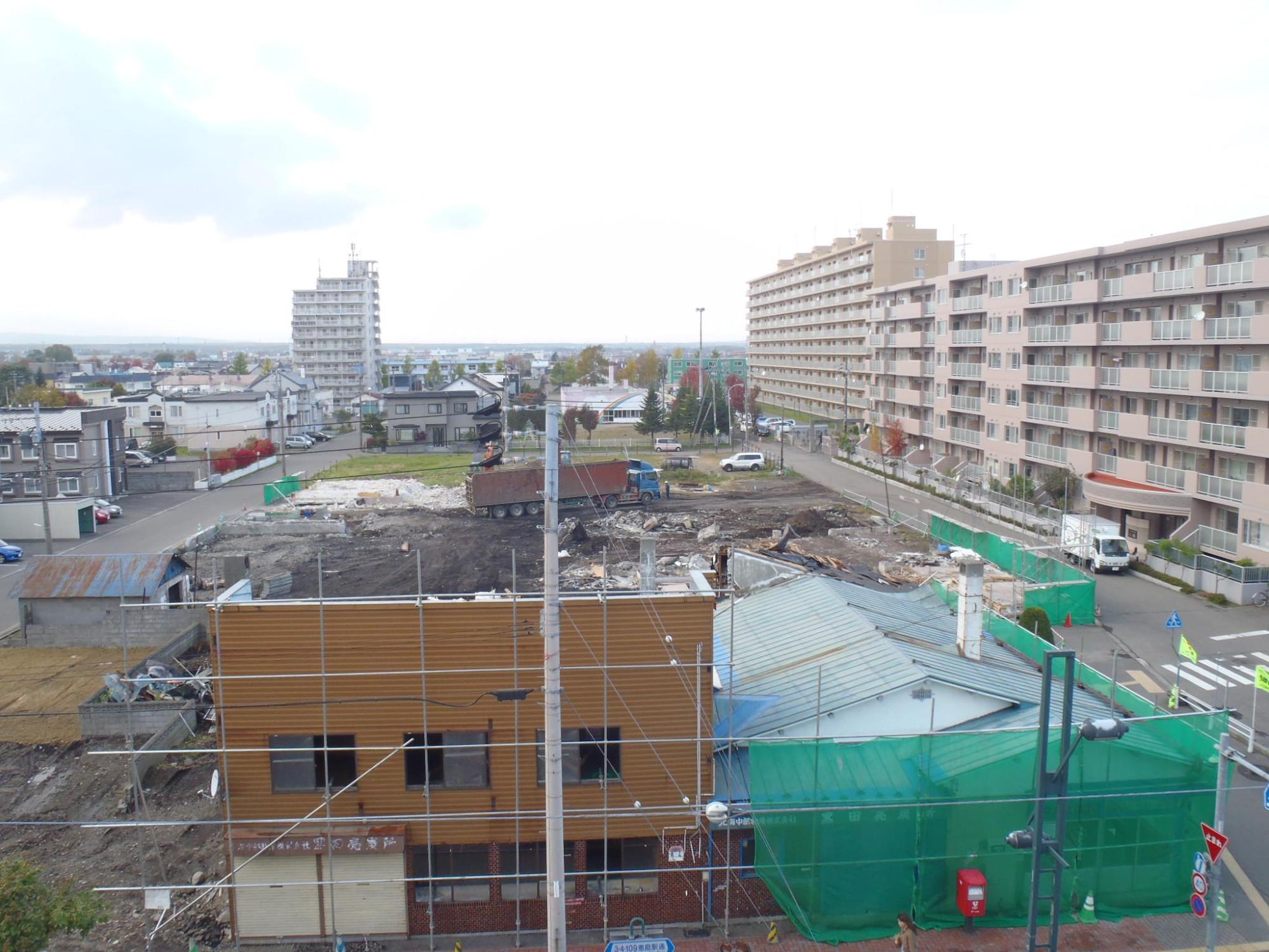解体中の再開発ビル建設予定地の写真