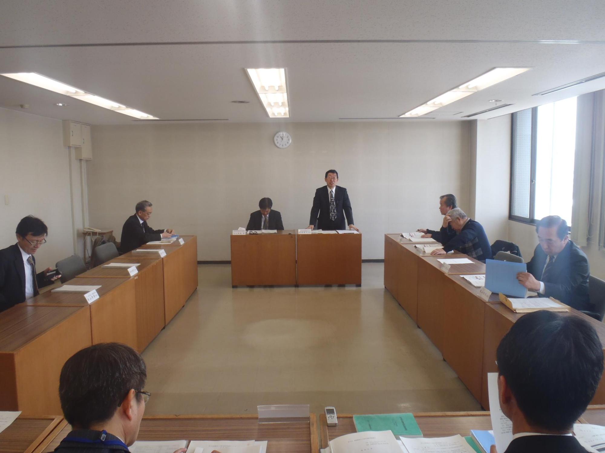 第4回恵庭駅西口土地区画整理審議会にて意見を述べている写真