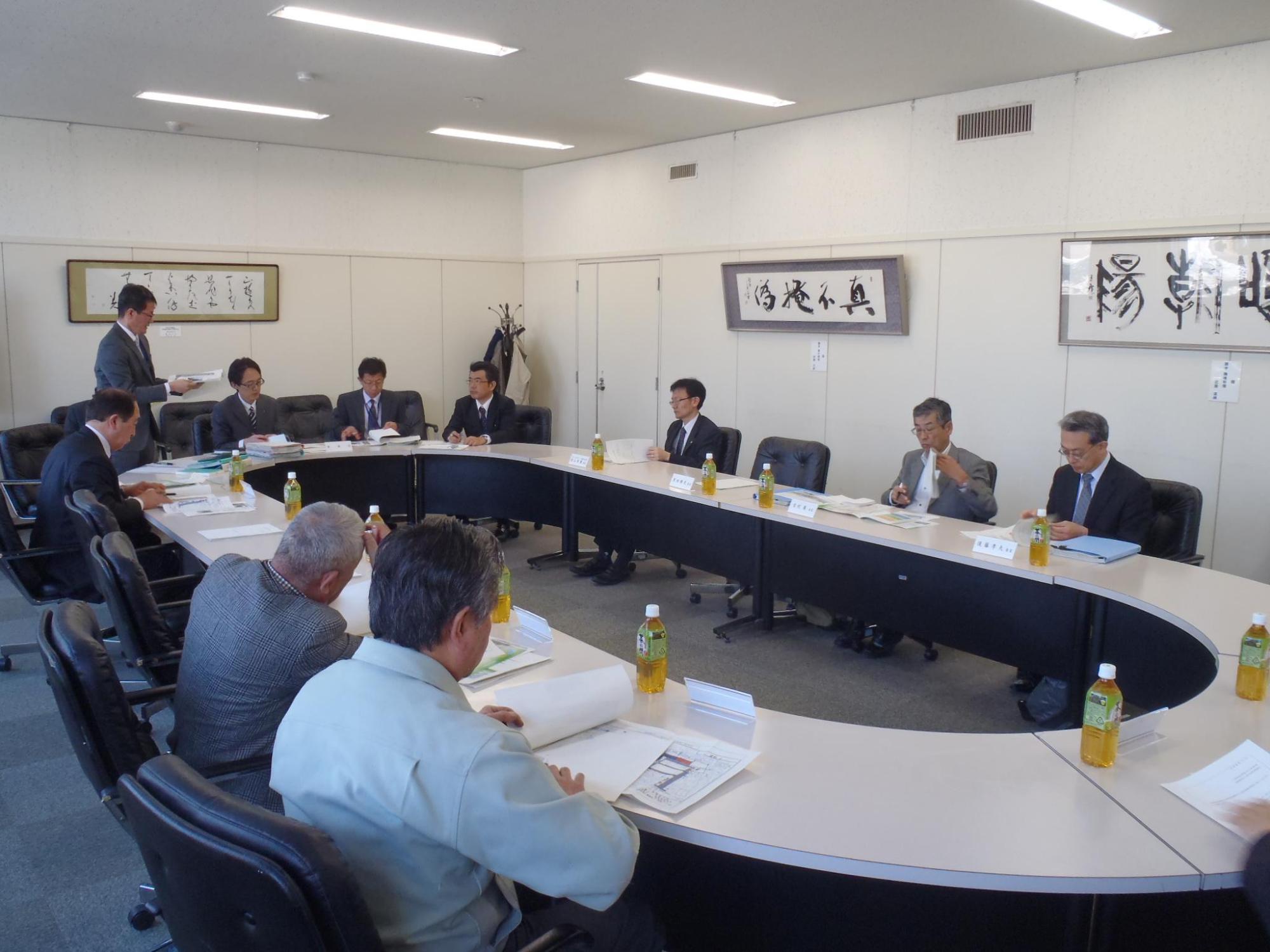 第5回恵庭駅西口土地区画整理審議会にて意見を述べている写真