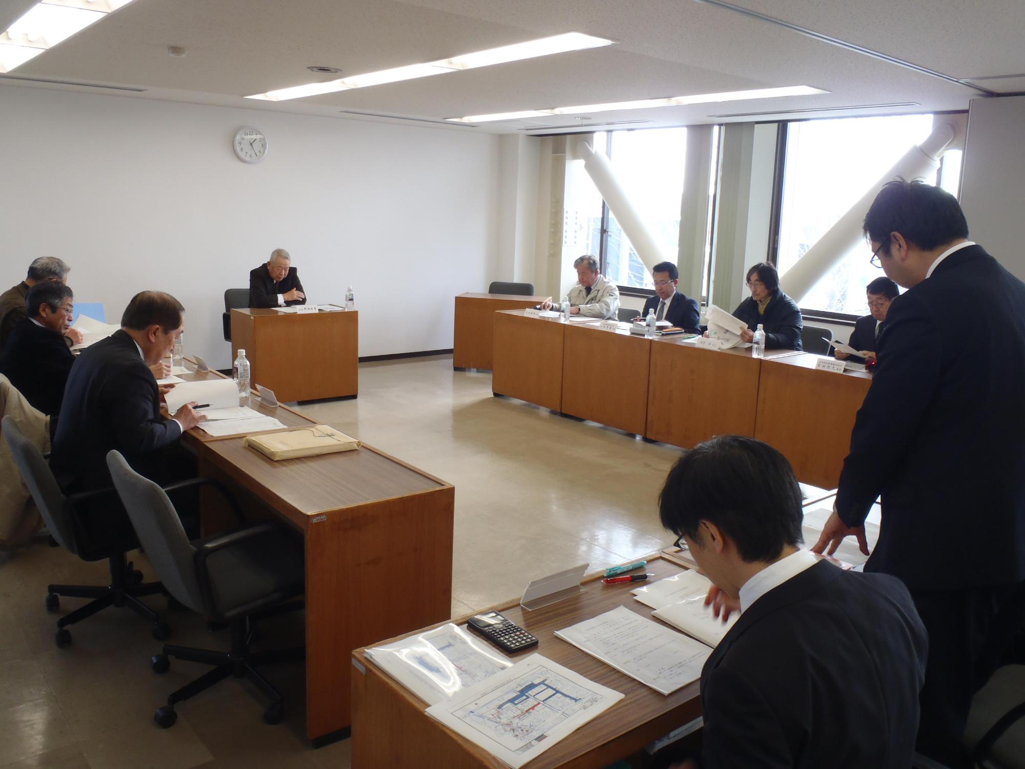 第8回恵庭駅西口土地区画整理審議会にて意見を述べている写真