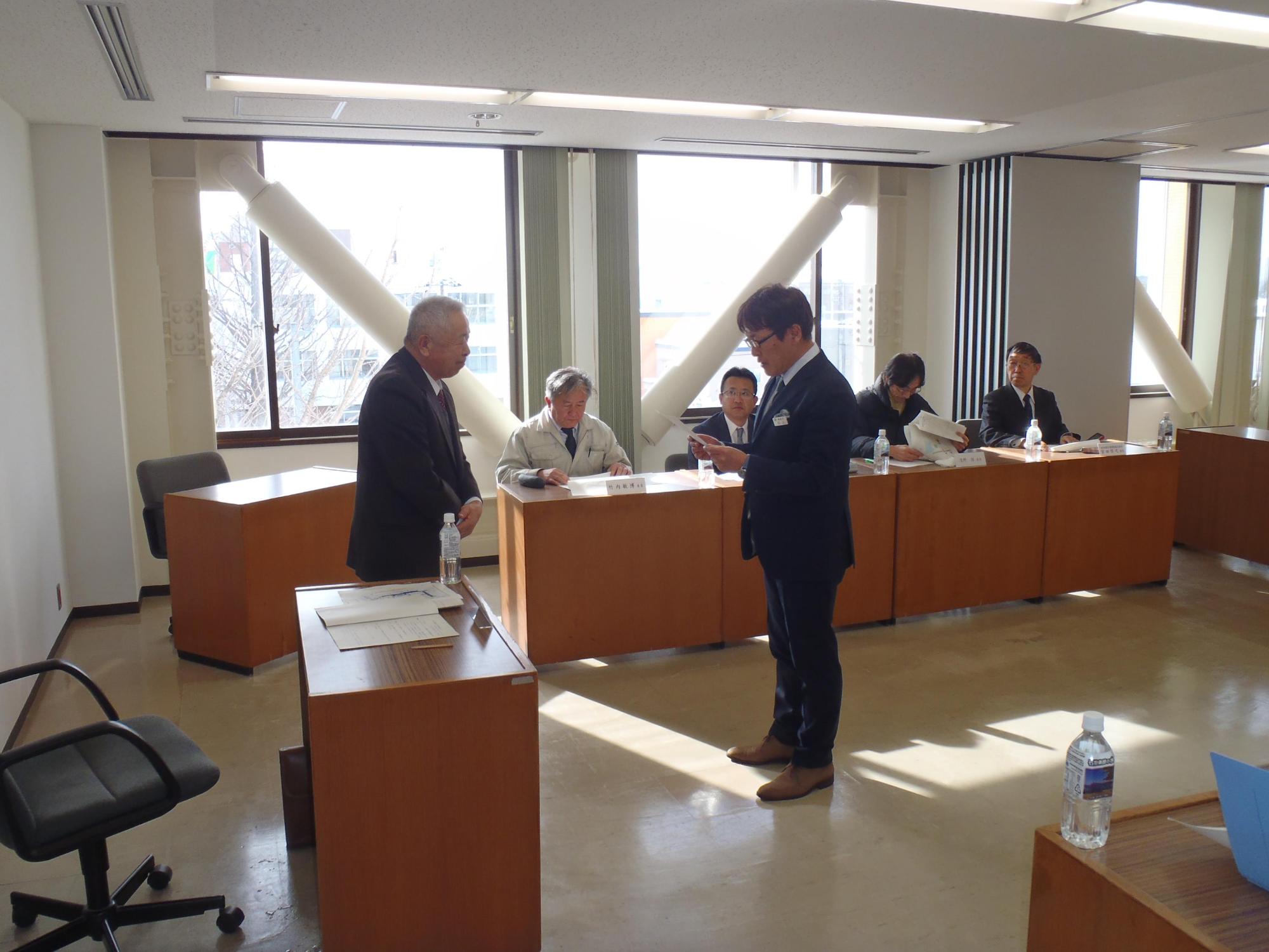 第8回恵庭駅西口土地区画整理審議会が開催されている写真
