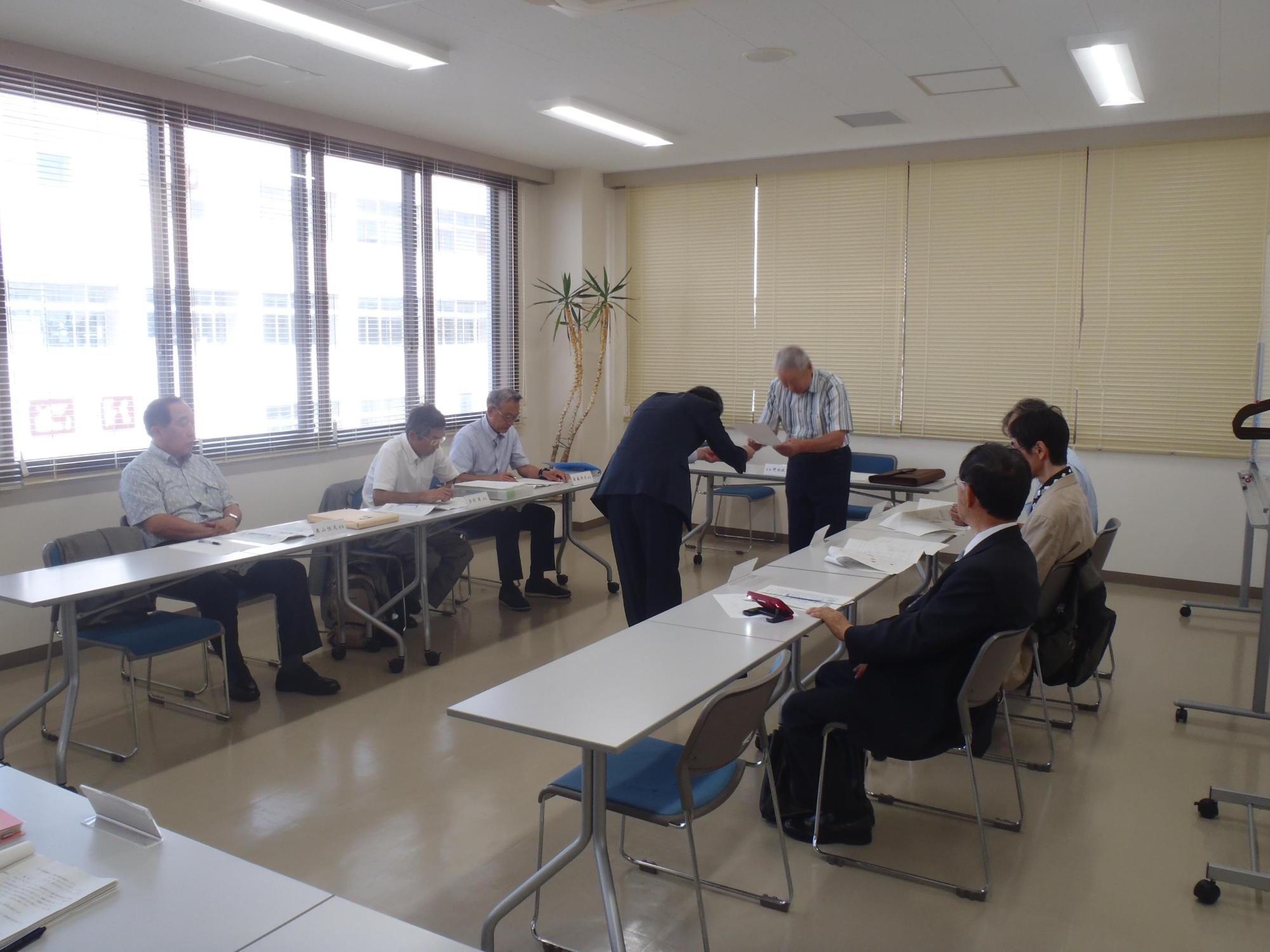 第9回恵庭駅西口土地区画整理審議会が開催されている写真
