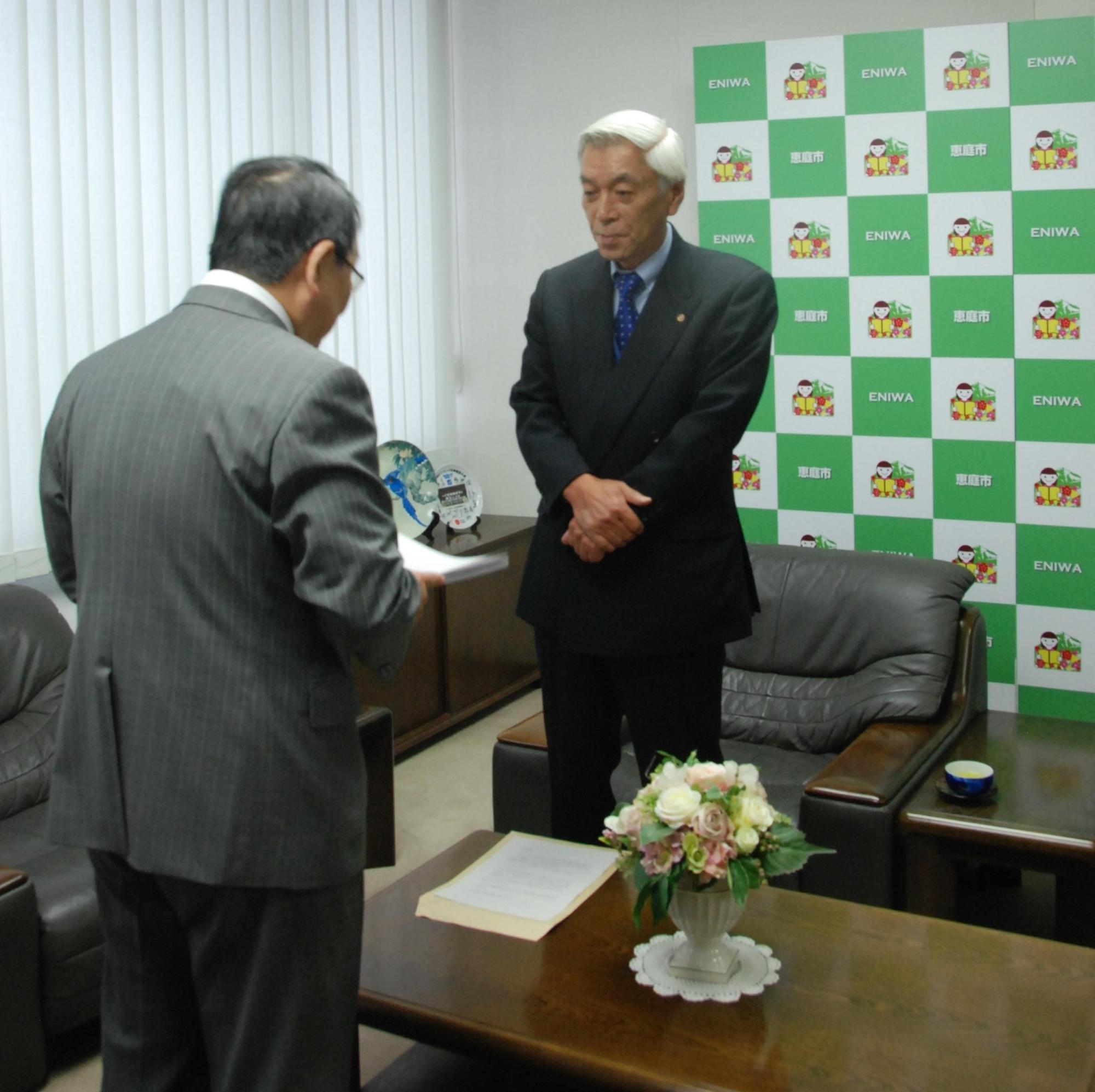 原田市長が答申書を受け取り、中泉会長へ感謝の言葉を述べている写真