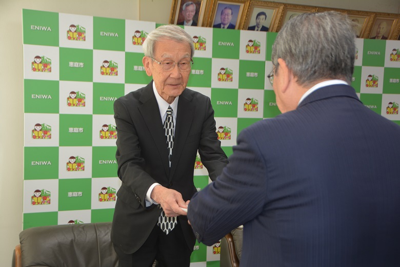 小磯会長から原田市長に答申書を手渡ししている写真