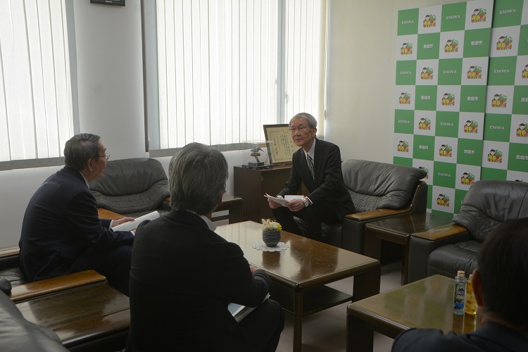 原田市長が答申書を受け取り、小磯会長と懇談している写真