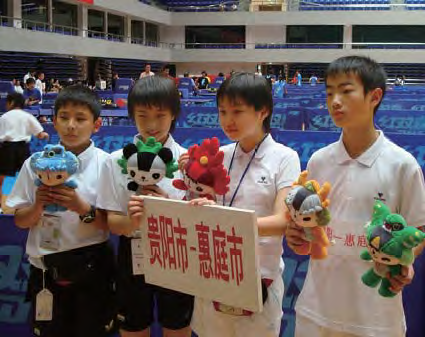 A photograph of two elementary school students of Eniwa City invited at the Japan-China Friendship City elementary school table tennis tournament held in Beijing