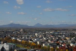 恵庭岳と市街地の写真