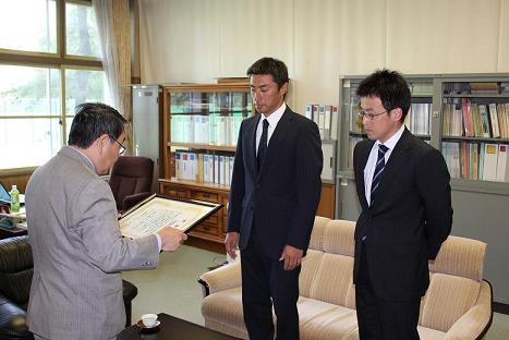 北海道恵庭北高等学校生徒指導部の教員2名が市長から表彰状を授与されている写真