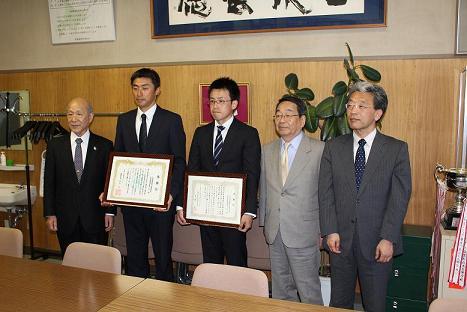 北海道恵庭北高等学校指導部の教員2名と市長らが記念撮影をしている写真