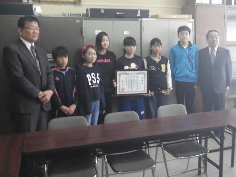 恵庭市立恵庭小学校の生徒たちと市長が記念撮影をしている写真