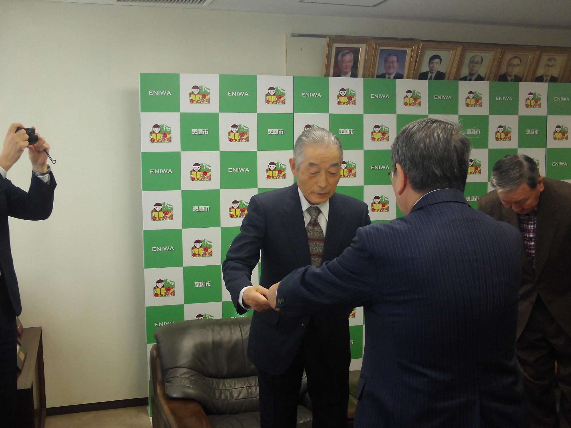 斉藤三代治さんが市長から表彰状を授与されている写真