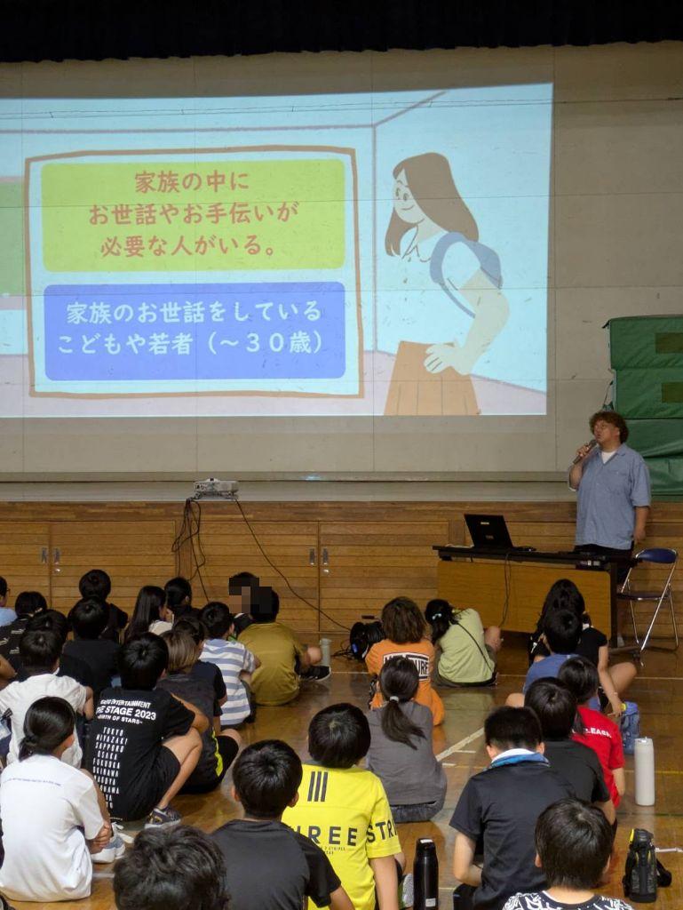 ヤングケアラーとはなにかをスライドで説明する講師