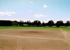 恵み野中央公園内にある野球場全体の写真