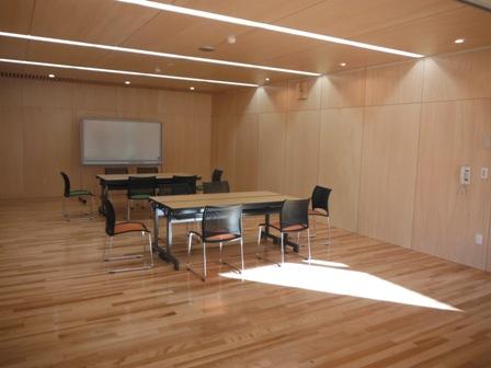 床、天井、壁に木を感じられる会議室の写真