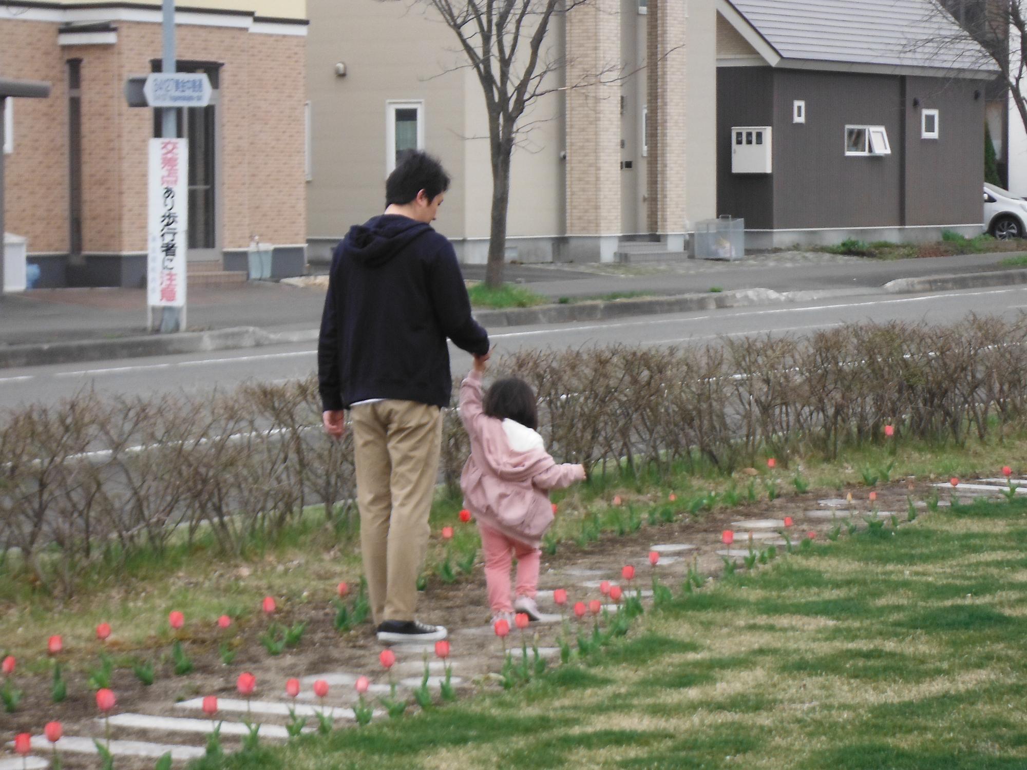 親子で小路を散歩