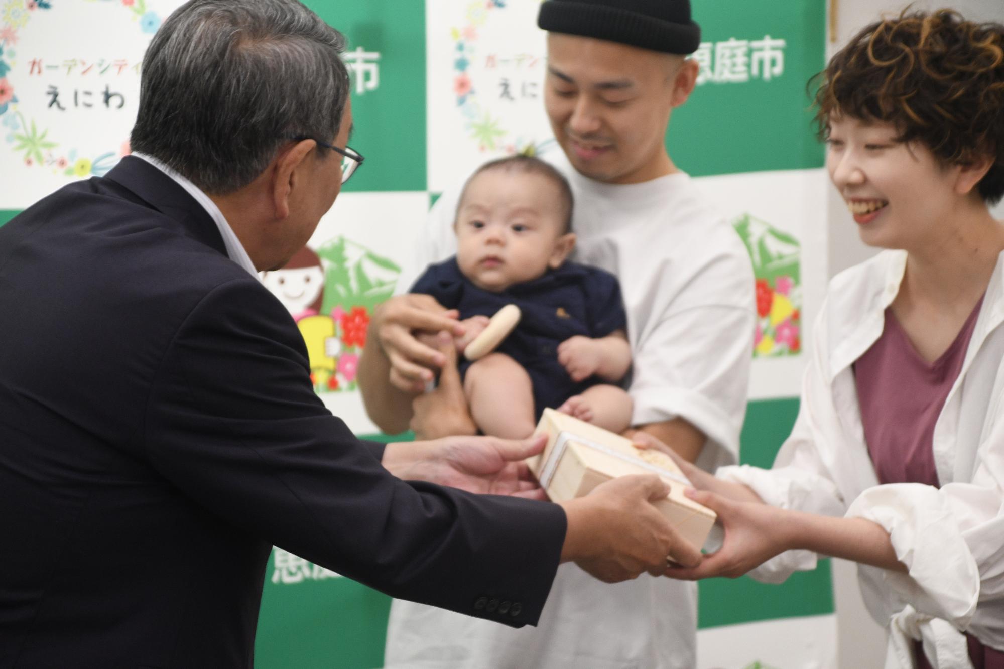 市長からおもちゃの贈呈