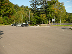 縁石のない広々とした駐車場の写真