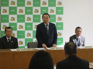 恵庭南高校全国選抜大会報告で挨拶をする原田市長の写真