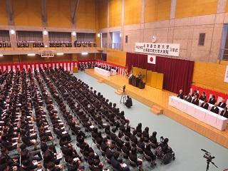 北海道文教大学・北海道文教大学大学院入学式で挨拶をする原田市長の写真