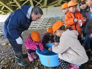 えにわ市民サケの会第35回サケ稚魚放流式で子供とお話しをしている原田市長の写真