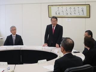 平成29年度第1回恵庭市総合教育会議で挨拶をする原田市長の写真