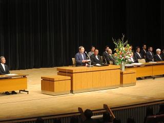 日本医療大学入学式で挨拶をする原田市長の写真