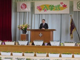 松恵小学校入学式で挨拶をする原田市長の写真