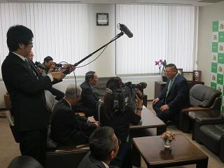 日本相撲協会巡業部の枝川秀樹親方（元蒼樹山）が原田市長を表敬訪問している写真