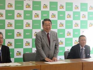 「全日本青少年空手道選手権大会優勝報告」にて挨拶をしている原田市長の写真