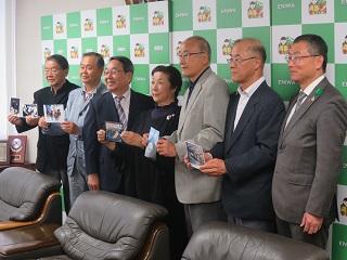 入選した5人と原田市長が記念撮影している写真