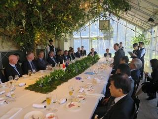 ニュージーランド首相が恵庭を訪問された際の昼食会の写真
