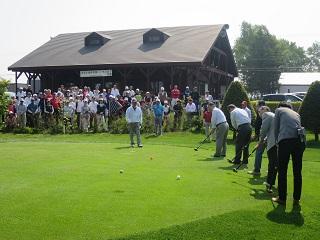 「恵庭市長杯市民パークゴルフ大会」が開催されている写真