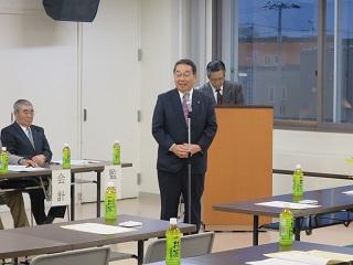 「恵庭市民憲章推進協議会総会」が挨拶をしている原田市長の写真