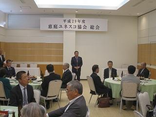 「恵庭ユネスコ協会総会」にて挨拶をしている原田市長の写真1