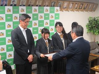 恵庭南高校の生徒会長らにまちづくり感謝状を手渡す原田市長の写真