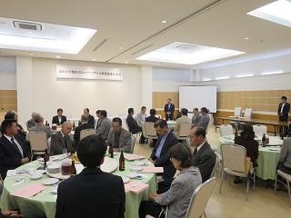 島松コミュニティ・スクールの定期総会で挨拶をする原田市長の写真1