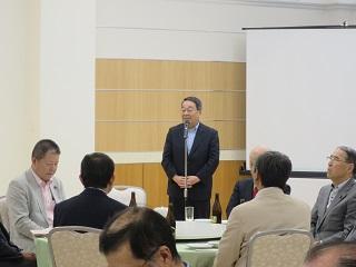 島松コミュニティ・スクールの定期総会で挨拶をする原田市長の写真2