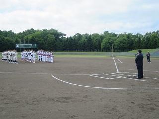 北海道・ハワイ青少年スポーツ交流野球大会で挨拶をする原田市長の写真